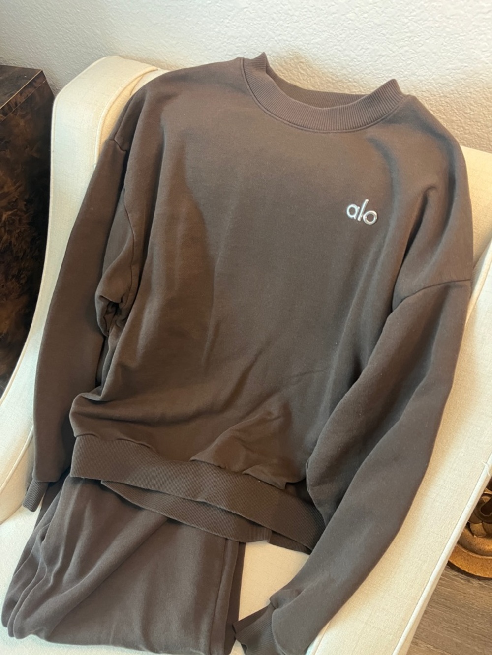 ALO Yoga Womens Espresso Brown Sweatpants & Sweatshirt Set - Picture 2 of 6